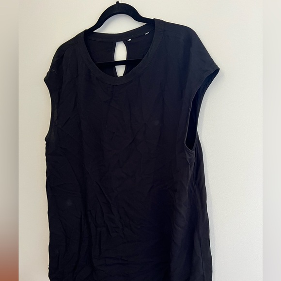 Simple Black Keyhole Tank Camisole (2 colours avail) - Picture 2 of 8
